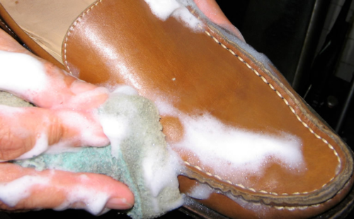 職人によるクリーニング専用工場での革靴の専用洗剤、手洗いの実際の様子