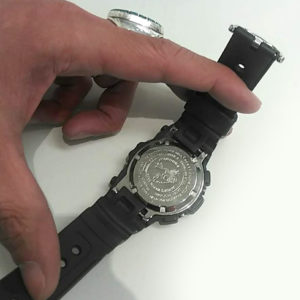 G-SHOCK 腕時計電池交換完了のためにしっかり裏蓋を閉めている様子