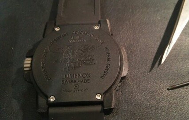 電池交換後、慎重にLUMINOXルミノックス腕時計の裏ブタを閉めている様子。
