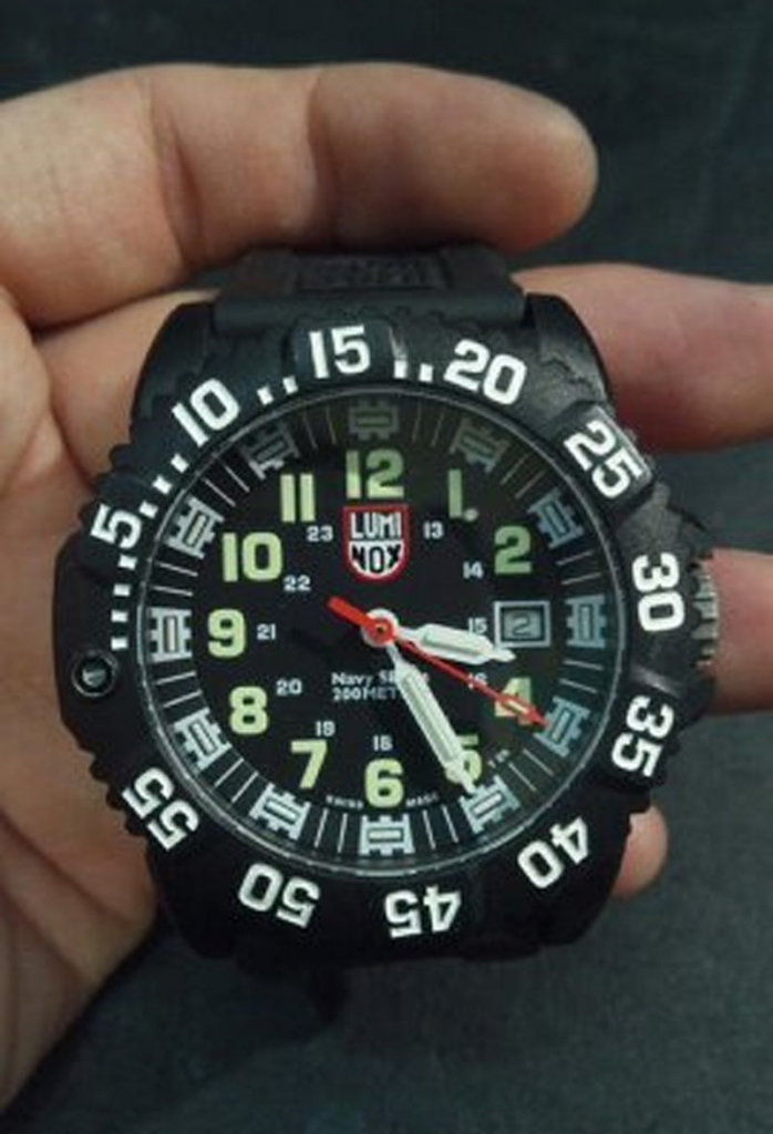 時計電池交換修理後に、時間と日付を合わせ完成したLUMINOXルミノックス腕時計修理見本
