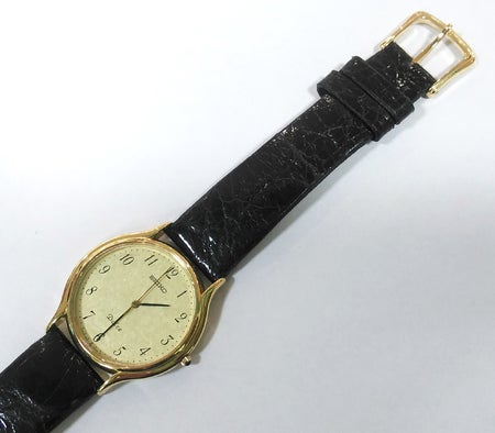 腕時計ベルト交換として修理依頼を受けたSEIKO DOLCE(セイコー ドルチェ)の腕時計はベルト表面にひび割れ