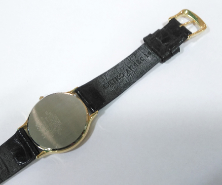 腕時計ベルト交換として修理依頼を受けたSEIKO DOLCE(セイコー ドルチェ)の腕時計ベルトの裏面も交換が必要なほど傷んでいます