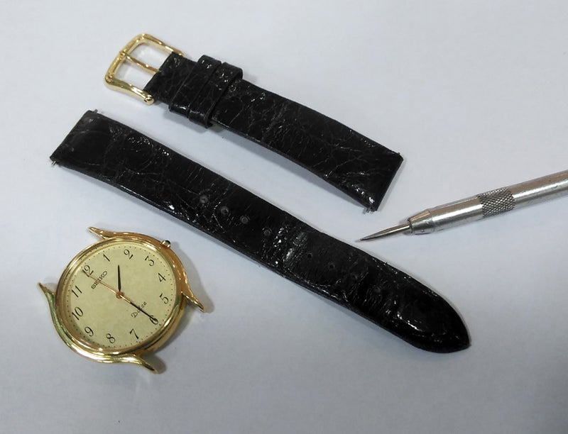 腕時計ベルト交換の修理依頼を受けたSEIKO DOLCE(セイコー ドルチェ)の腕時計の古いベルトを外します