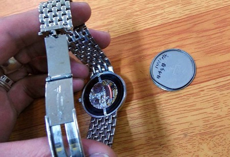 腕時計電池交換修理のためにオメガの腕時計の裏ブタを開けて電池を交換している様子
