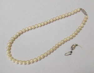 切れてしまった真珠のネックレスの糸の交換と同時に
留め具をマグネットタイプへ交換