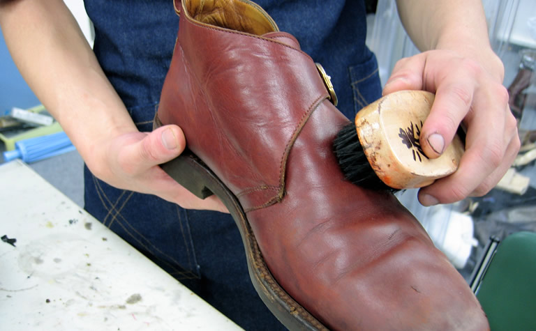 クリームやブラシなどを使って、出来るだけ綺麗な状態にしてお返しいたします
靴の修理にはお磨きを無料サービスいたしております