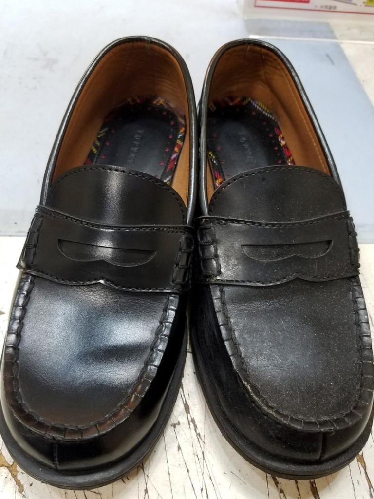 修理後左側の靴を磨いた状態