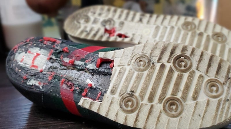 スニーカー修理例として大きく損傷したグッチGUCCIの靴底オールソールを交換修理する前の図