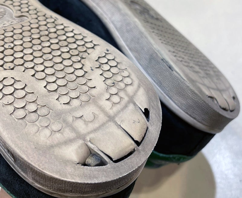 アディダス adidas スニーカー
かかと部分が削れて穴が開いてしまっているスニーカー修理前