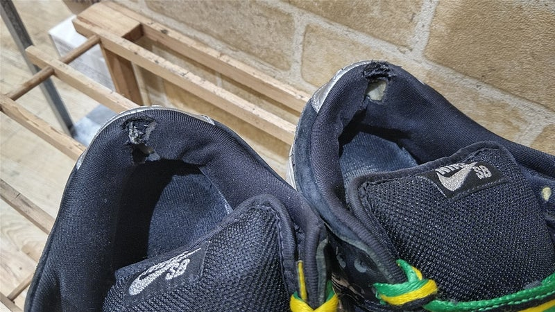 スニーカーナイロン素材の破れの靴修理前の状態