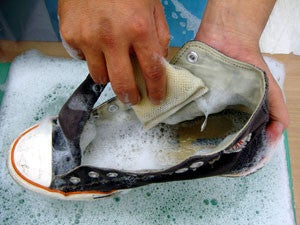 キャンバス生地スニーカーの専用洗剤使用例