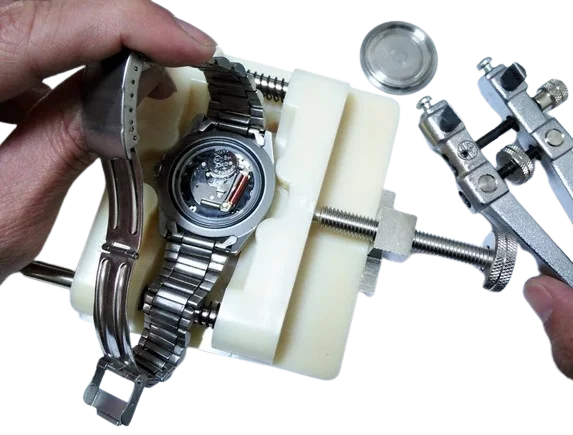 腕時計電池交換修理が必要なオレオール AUREOLEの時から慎重に古い電池を外している様子
