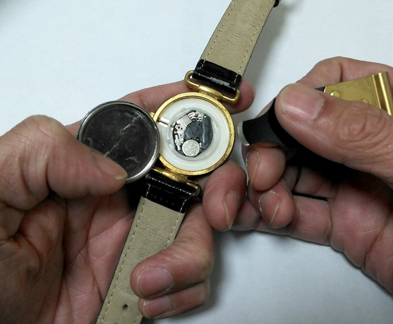 腕時計電池交換修理が必要なため慎重に電池を入れ替えている様子