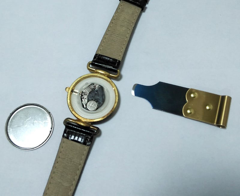 腕時計電池交換修理が必要なため時計本体の裏ブタを開けた様子