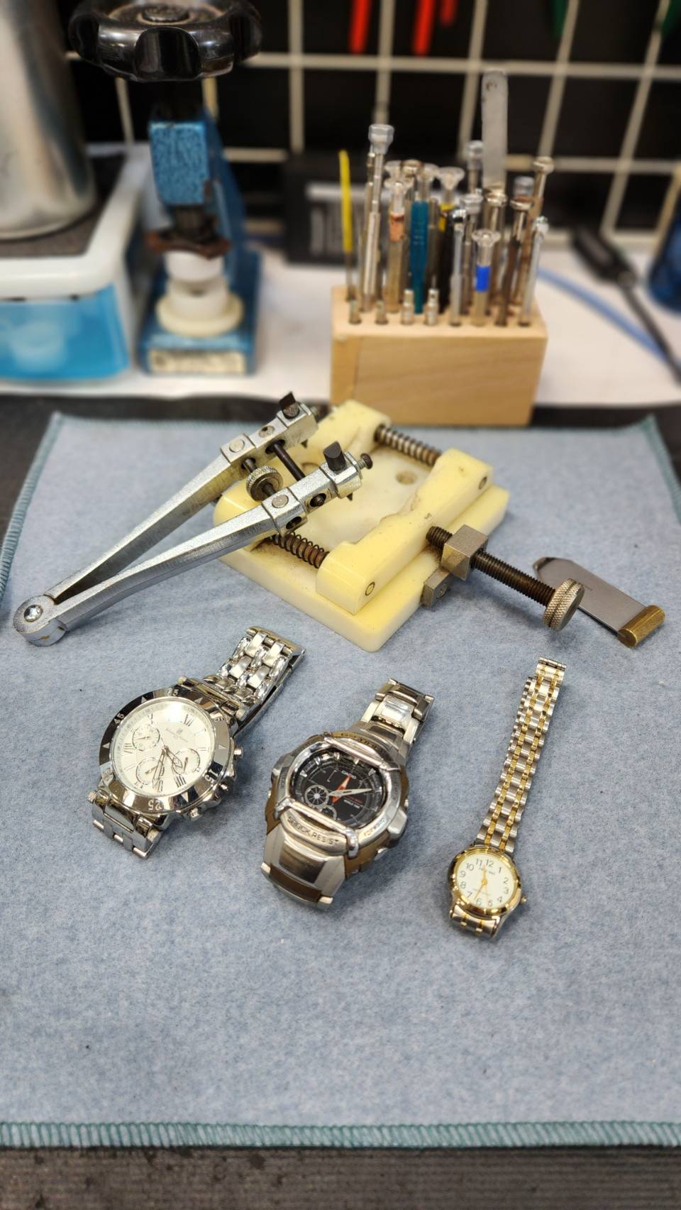 腕時計電池交換用の専用器具・工具と腕時計電池交換修理完了後の腕時計