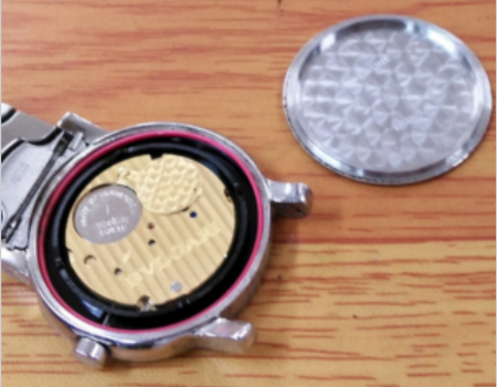 腕時計電池交換修理の実際の様子