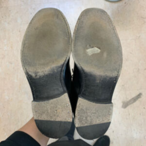 靴修理依頼を受けた、底に穴が開いてしまったリーガルのレザーソール
