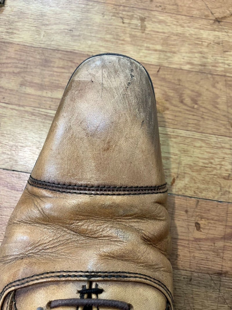 傷んだつま先の靴修理前の状態