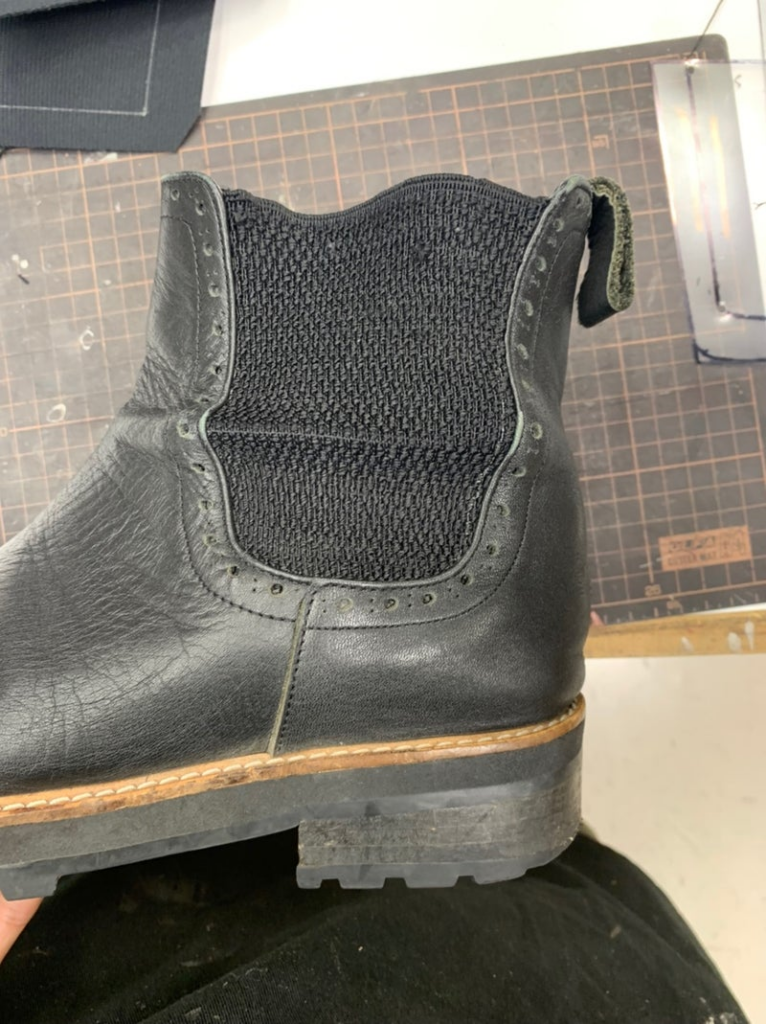 靴修理の依頼としてサイドゴア部分の修理を受けたサイドゴアブーツ、ゴムの部分が伸びてしまった修理前の状態