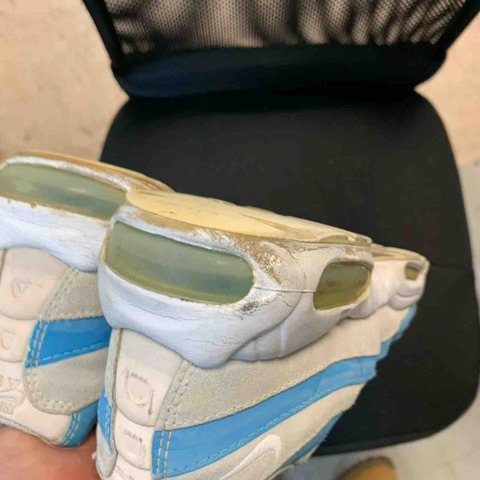 Nikeエアマックスの劣化した靴底を修理する前の状態