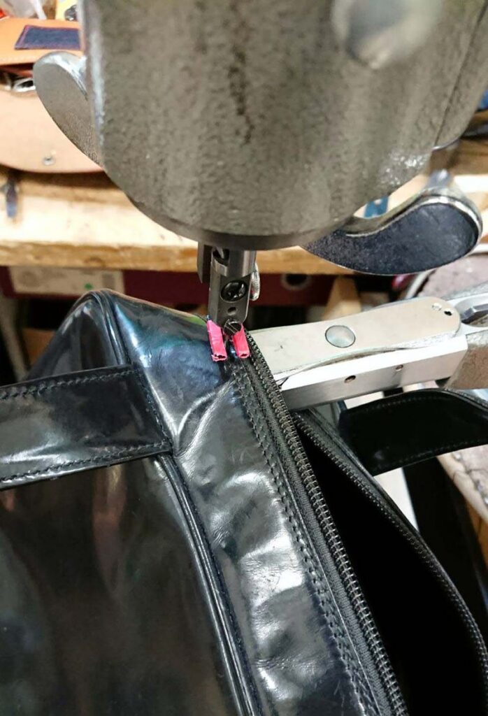 カバン・バック修理における八方ミシンによる縫製作業