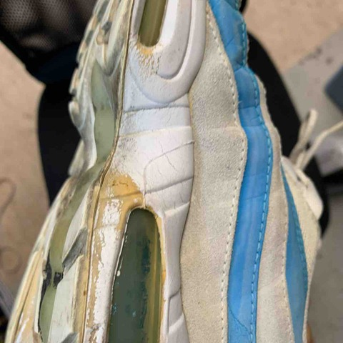 Nikeエアマックスの劣化した靴底を修理する前の状態別角度